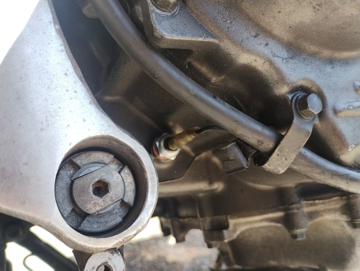 VFRのニュートラルスイッチを交換

かなり前から湯温が上がるとニュートラルランプがチラつく症状があったので、これで解消されるといいですね。