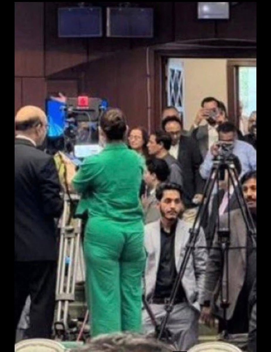 لگتا ڈیزائنر کوئی خاص قسم کا زہریلا یوتھیا تھا جس نے سارے بدلے ایک ہی بار میں لے لئے غلیظہ فاروقی سے۔ 😁🫣
مطلب یہ دکھانا کیا چارہی تھی۔🫡<a href="/GFarooqi/">Gharidah Farooqi (T.I.)</a> @