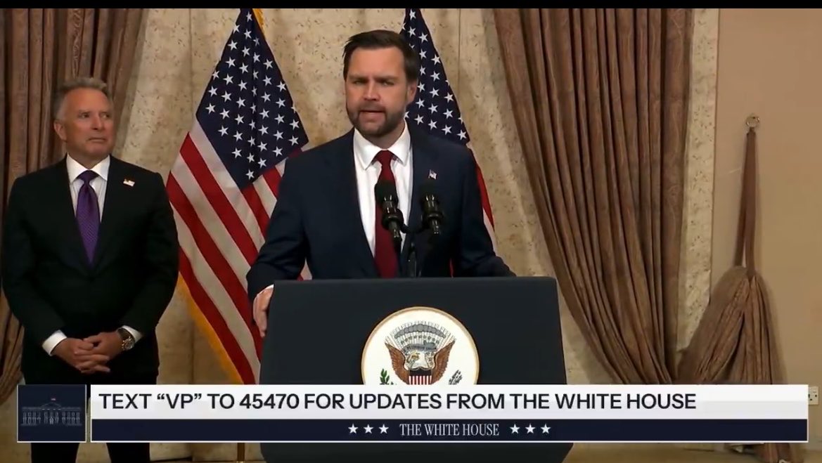 امریکی نائب صدر J. D. Vance کی پریس کانفرنس کا مکمل اردو ترجمہ 

میں پاکستان کے وزیرِاعظم اور فیلڈ مارشل عاصم منیر کا شکریہ ادا کرتا ہوں، جو دونوں بہترین میزبان ثابت ہوئے۔ مذاکرات میں جو بھی خامیاں رہیں، وہ پاکستانیوں کی وجہ سے نہیں تھیں، جنہوں نے شاندار کردار ادا کیا اور ہمیں