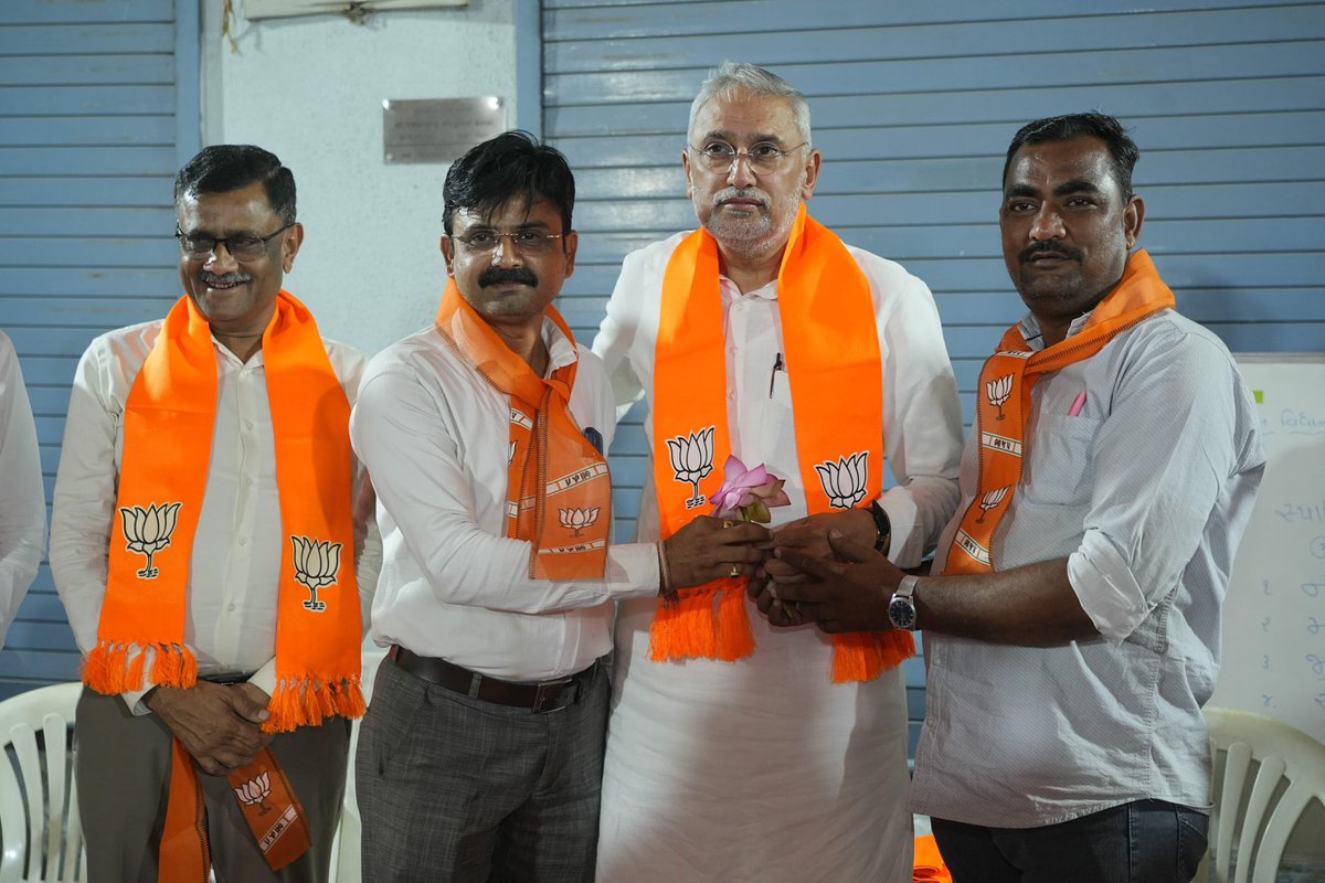 iJagdishBJP's tweet photo. સ્થાનિક સ્વરાજ્યની ચૂંટણી અંતર્ગત અમદાવાદના ઓઢવ વોર્ડ ખાતે પાયાના કાર્યકર્તાઓ અને સ્થાનિક નાગરિકો સાથે મુલાકાત કરી અને સંવાદ કર્યો.

#કમળ_ખીલશે_વિકાસ_જીતશે https://t.co/pkeXM9cu5c