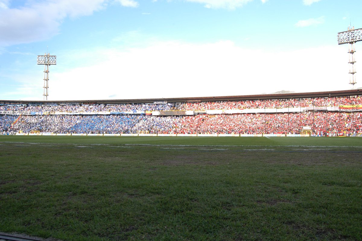 Claro que me entristece el clásico capitalino sin las dos aficiones, este tipo de partidos no solo se juega en el Campin - la ciudad es un estadio - Ojala no se vuelva costumbre. Fotito del año… ups lo olvidé.