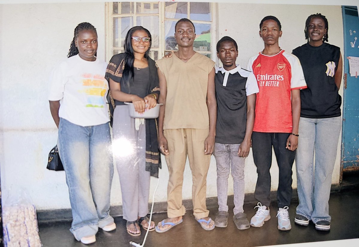 HamauswaZW's tweet image. We visited TakundaMhuka at Harare Remand Prison He is 10 days behind bars yet unshaken,resolute and more committed than ever to the struggle.This visit was not just solidarity it was a reminder that the struggle is alive and cannot be silenced.If they think arrests will break us,