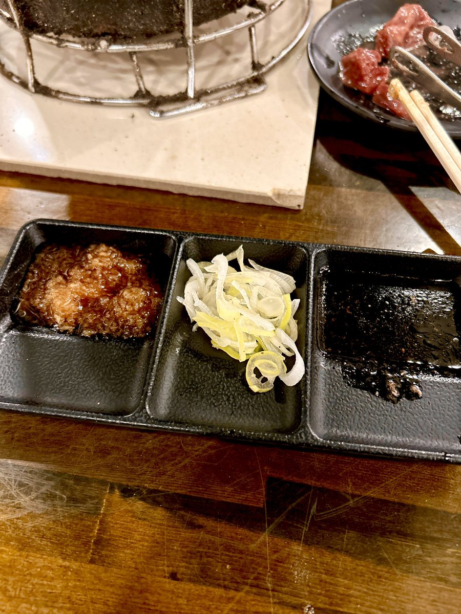 久しぶりの安安。仕切り皿の布陣はこれで。

ライト:『焼肉のタレ』右手から最短距離に配置し、オールラウンダーに対応。

センター:『トッピングねぎ』流れを変える切り札。ここぞで投入し、確実に点を決める。

レフト:『おろしポン酢』鶏ももを徹底マーク。鶏ももとマンツーマンは最適で最強。
