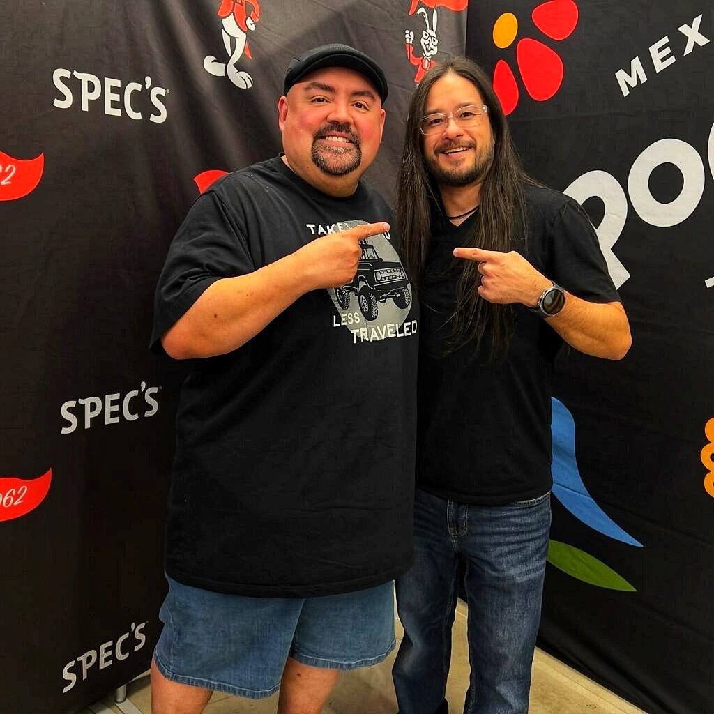 illusionist210's tweet photo. I didn't think I would ever get to meet my favorite comedian! Today it happened!

#Fluffy #GabrielIglesias # PochoFino https://t.co/A2OQ1m2cMG