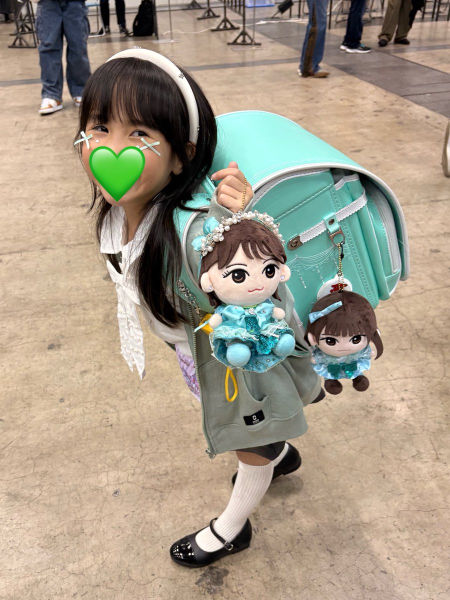 幕張大特典会1部🛣️💚

大好きな可奈ちゃんに小学生になったことを伝えたくてランドセルで行ったら、

💚)ねええ！カワイイイ！！
💚)小学生になったの、おめでとう🫶🏻

てすんごい勢いで可奈ちゃんずっと褒めちぎってくれて姪っ子超幸せそうでした🥹✨

#板倉可奈
#かなと叶える
#みさきとかなで叶える