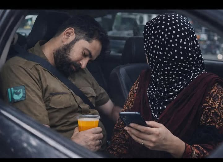 MariaBalochPK's tweet photo. لاہور میں ایک عجیب واردات سامنے آئی اور اس بار طریقہ واردات نے سب کو حیران کر دیا۔
ذیشان، جو ایک ان ڈرائیو  کیپٹن ہیں ، معمول کے مطابق جوہر ٹاؤن میں رائیڈ کے انتظار میں تھے کہ ایک خاتون، صائمہ خان، نے انہیں بک کیا۔ کال پر اس نے خود کو ڈاکٹرز ہسپتال کے باہر بتایا۔ چند ہی منٹوں میں وہ وہاں پہنچ گئے۔
خاتون باہر آئی تو بظاہر ایک مریضہ لگ رہی تھی — آہستہ چل رہی تھی، جیسے واقعی تکلیف میں ہو۔ گاڑی میں بیٹھتے ہی اس نے فرنٹ سیٹ پر بیٹھنے کی اجازت مانگی، وجہ بتائی کہ ریڑھ کی ہڈی کا مسئلہ ہے۔ ڈرائیور نے ہمدردی میں اجازت دے دی۔
سفر شروع ہوا تو اس نے ایک اور “عام سی” بات کی جوس نکالا، خود پیا، اور پھر ڈرائیور کو بھی آفر کیا۔ پہلے انکار ہوا، مگر پھر وہی جملہ جو اکثر دل نرم کر دیتا ہے:
“بھائی، رزق کی بے حرمتی نہ کریں…”
دو گھونٹ… صرف دو گھونٹ اور کہانی بدل گئی۔
کھوکھر چوک پہنچتے پہنچتے ذیشان کی حالت بگڑنے لگی۔ خاتون نے موقع دیکھا، فون کا پاس ورڈ لیا، موبائل اور کیش لے کر غائب ہو گئی۔
لیکن یہاں کہانی ختم نہیں ہوئی…
پٹرول پمپ کے عملے نے صورتحال دیکھ کر 1122 کو بلایا، پولیس کو اطلاع دی گئی۔ اور پھر وہی چیز جو اس کیس کو خاص بناتی ہے:
تیز ایکشن۔
• سی سی ٹی وی فوری چیک
• موبائل کا آئی ایم ای آئی ٹریس
• لوکیشن لائیو ٹریک
چند گھنٹوں میں پولیس اسی خاتون تک پہنچ گئی وہی فون ہاتھ میں، اور مزید رقم نکالنے کی کوشش میں۔
گرفتاری ہوئی، اعتراف ہوا، اور ایک اور حقیقت سامنے آئی:
تعلیم یافتہ ہونے کے باوجود نشے (ice / ch*rs) کی لت نے اسے جرم کی طرف دھکیل دیا تھا۔
یہ کہانی صرف ایک واردات نہیں ایک وارننگ ہے:
اعتماد، ہمدردی اور “رزق” جیسے جذبات… بعض اوقات سب سے خطرناک ہتھیار بن جاتے ہیں۔
سیکھنے والی بات:
• دوران ڈیوٹی کسی اجنبی سے کھانے پینے کی چیز ہرگز قبول نہ کریں
• ہوشیاری بھی اتنی ہی ضروری ہے جتنی انسانیت
انہی وجوہات کی بناء پر اسلام نے نشے اور منشیات جیسی چیزوں سے ہمیشہ دور رہنے کی تلقین فرمائی!