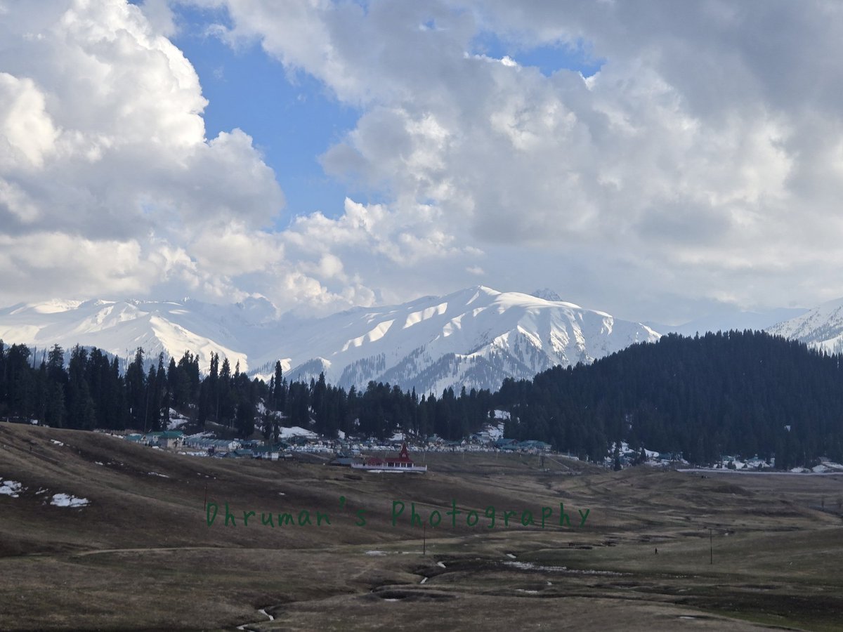 dhruman39's tweet image. Meadow of Flowers😘

Snowy #mountains, undulating #meadow, beautiful #sky, blooming #flowers &amp;amp; pleasant #weather; #Gulmarg has all!👌

At #altitude of 8690 ft in #PirPanjalrange, its most #popular destination in #Kashmir!
@incredibleindia
@JandKTourism
#dhrumannimbalephotography