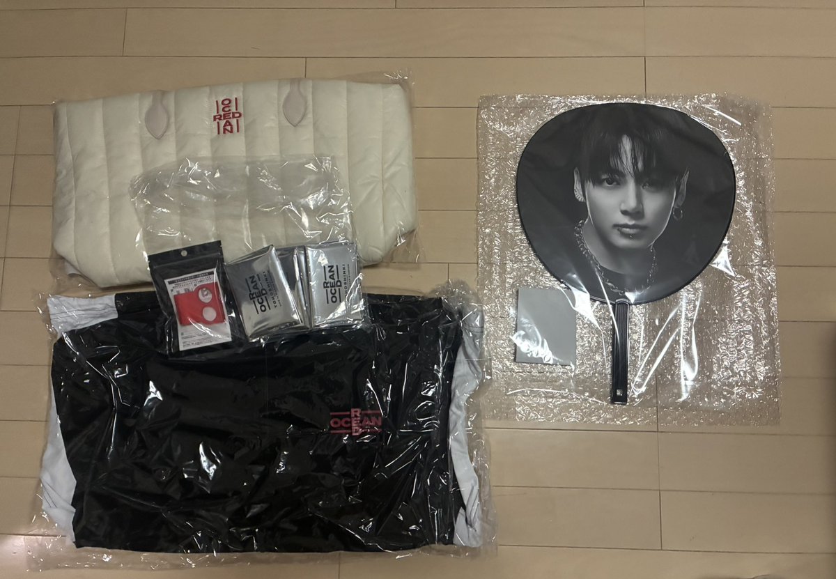 yochanjong's tweet photo. 昨日グッズ届いた😊東方神起とBTS。BTSのライブグッズは行けないから買うか悩んだけど。グクのうちわだけ購入〜。東方神起はTシャツ買えばよかっかなぁと追加購入悩み中😩 https://t.co/Qv2CvjbkJu