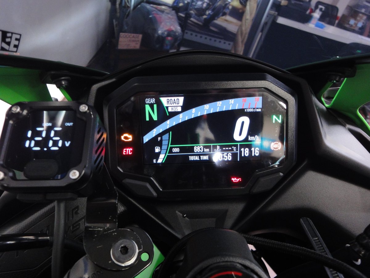 AcHirabari's tweet photo. 【中古車入荷情報】2025年モデル カワサキ Ninja ZX-4RR KRT Edition 走行距離683km 車両本体価格(税込)105万6000円。ETC2.0、車検対応ビームスマフラー、ローダウンキット付き!その他嬉しいカスタム多数装着!走行も少なくお得です!詳しくは📷→https://t.co/VXfcGAEV4K
#Kawasaki #ZX4RR #KRT https://t.co/2y8eliP3l5