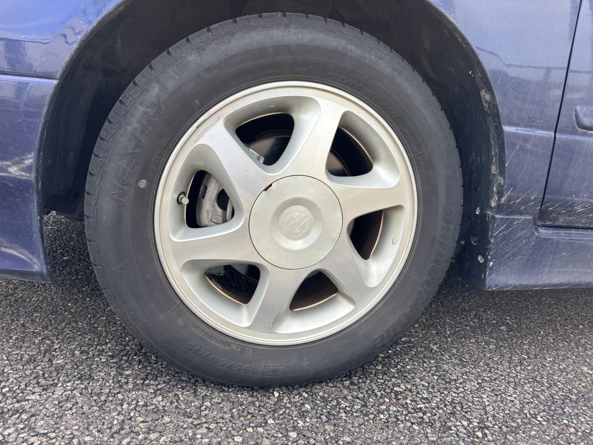 純正ホイールのノーマルタイヤに戻った。今週中に洗車もせねば。