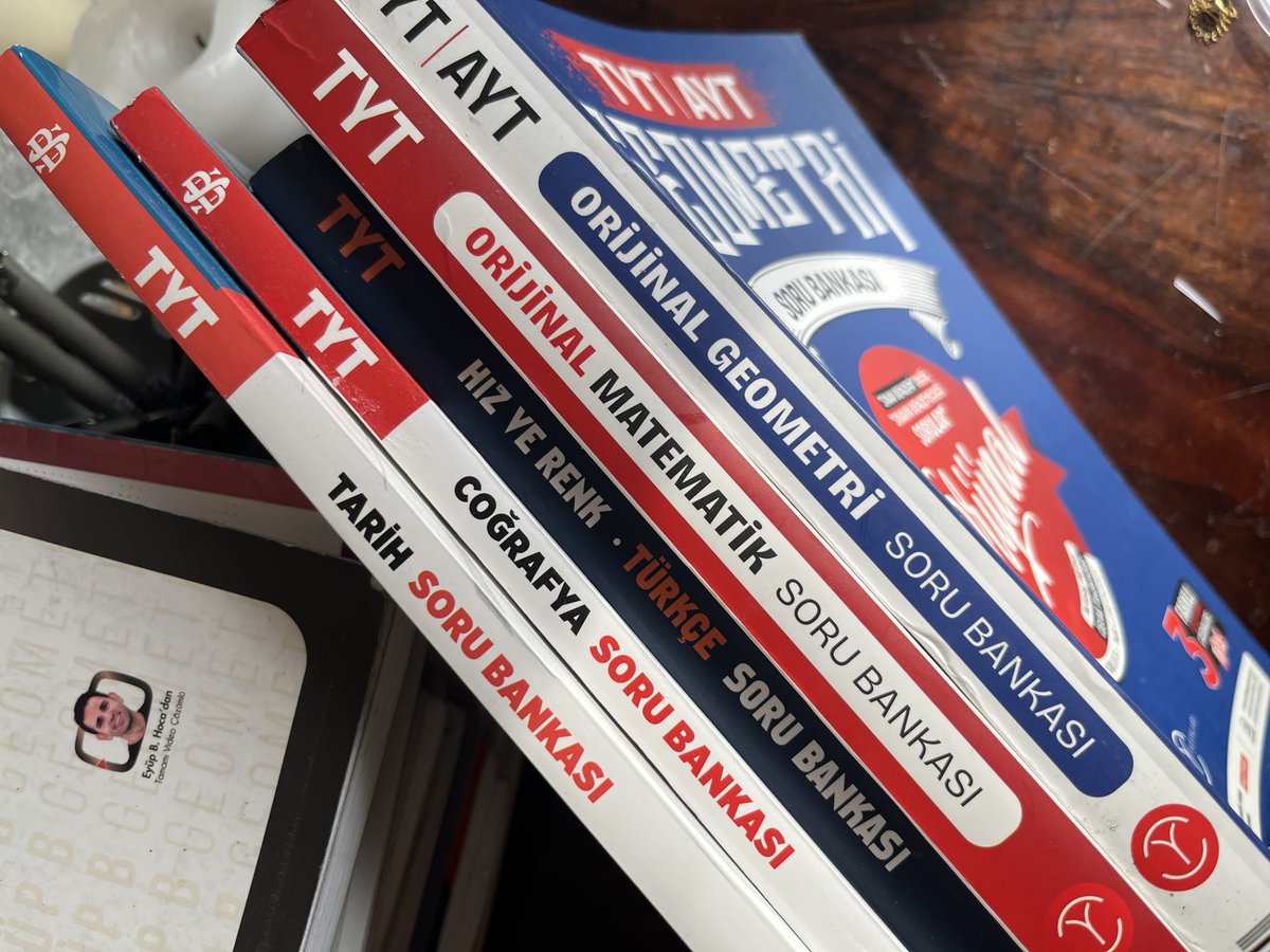 mel universe ᥫ᭡ tweet media