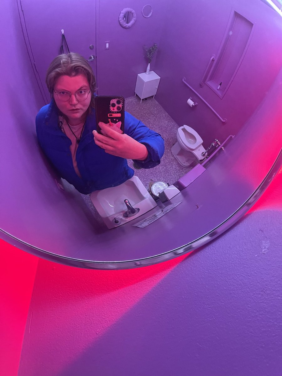 fennelcakess's tweet photo. In the Purple Toilet Room https://t.co/Ble9F2BWcK
