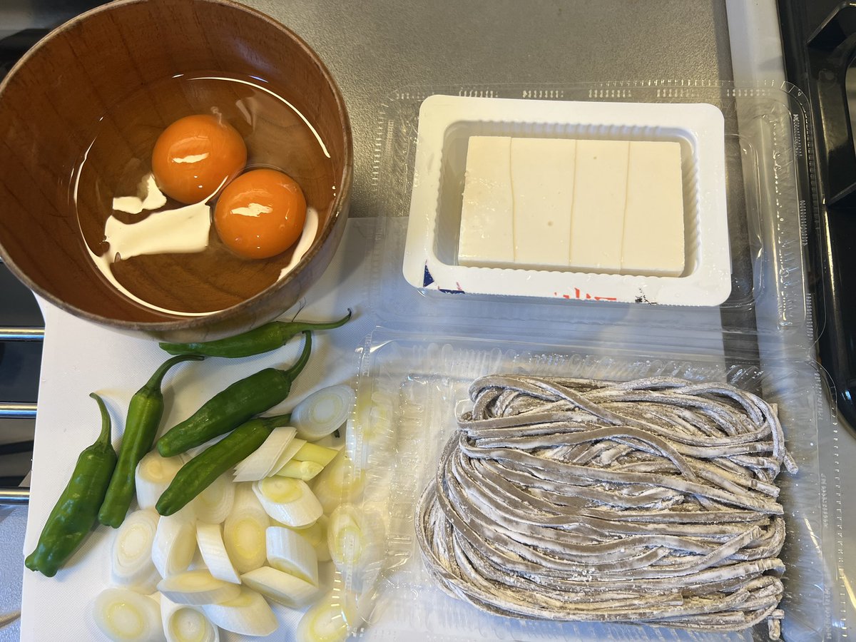 shinyatto's tweet photo. 今日も1日、実質 #一汁一菜 な粗食で痩せる。

昼食
そば 180g 510kcal 17g
豆腐 190kcal 10g
卵2個 160kcal 16g
揚げ玉 100kcal
合計 960kcal 33g

抑え目のつもりだったけど意外とカロリーいってるな https://t.co/llyVOVfbFg