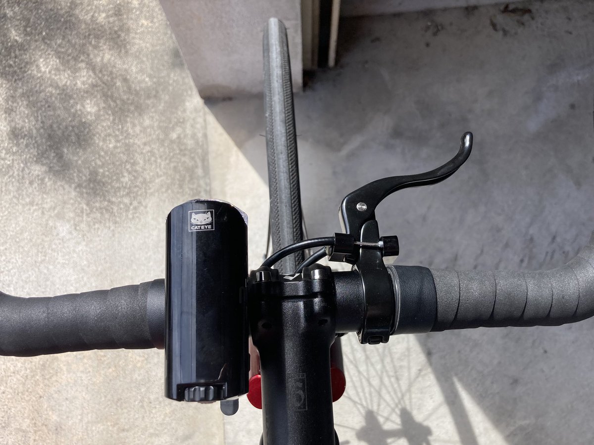 昼からはチャリ整備🚲
お巡りさんに捕まらない様にベルをつけました🛎️反射板はコレ🤣
2号車のピストバイクは固定ギアで、ブレーキはほとんど使わないので、2本引きにしてブレーキレバーを一本にまとめる（合法😎）
ムセンもチャリも法令遵守😜