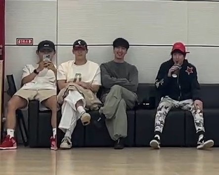 busannuya's tweet photo. 네 명 앉아있는 것도 넘 웃겼닼 ㅋ https://t.co/tbNRqYU4cm