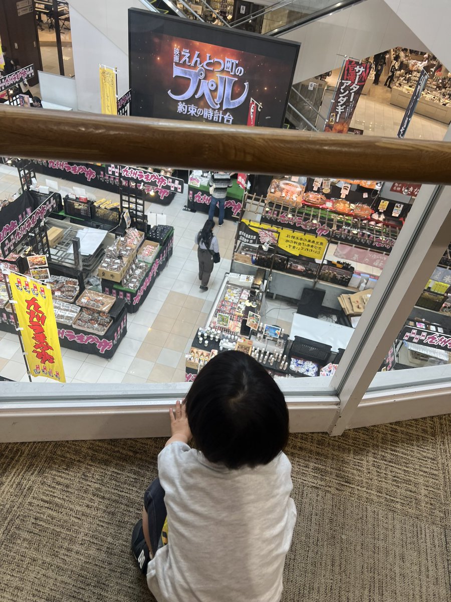 chanchanocan's tweet photo. 私、妻、子の３人でプペルへ

映画中には号泣し(妻が)
その後にピンズセットを買って大喜びし(妻が)
お昼のパスタ屋で子供に怒り(妻が)
その後に寝た子供は愛らしく(妻が)

妻の喜怒哀楽を体現した日でした。

もしこの先、3作目があるとすれば、必ず行くでしょう🎞️

#えんとつ町のプペル https://t.co/pRkSnWuuOp