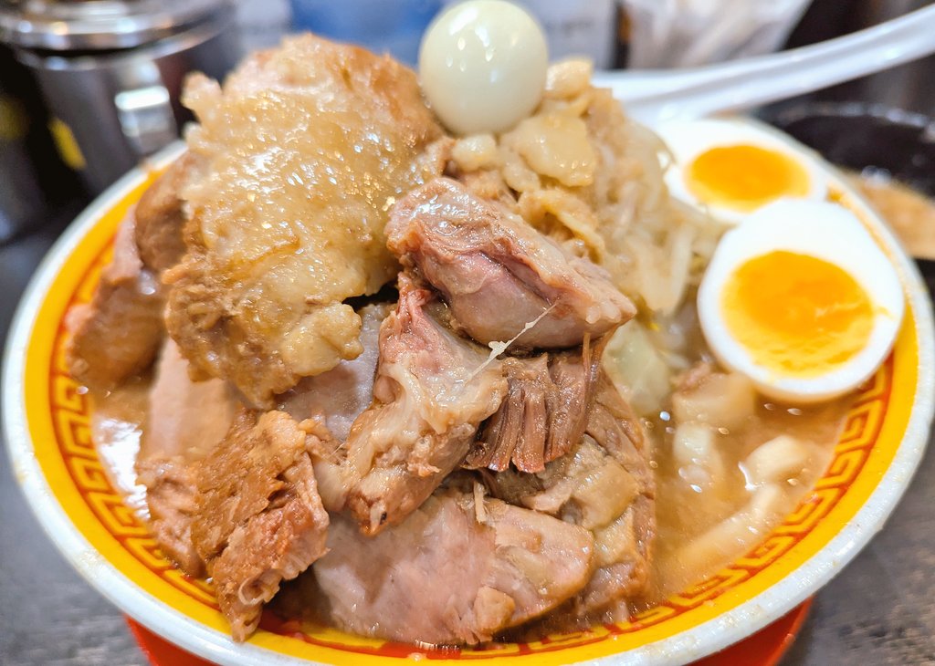 えどもんど 西日暮里店
ラーメン(250g)+豚券

散髪→整体メンテ終わり凸

カネシ控えめマイルド乳化スープで六根清浄、身も心もリフレッシュ😎
しっとり豚の大群&amp;ギチギチ野菜に撃沈しかけ超腹パン🙏

生存確認🎰先輩から運気を吸い取って出陣🤣
復帰おめでとうございます
 #えどもんど  #ラーメン