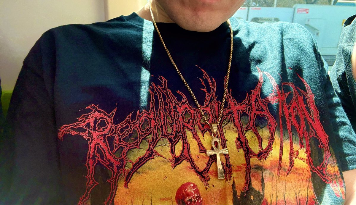 DaisukeSumida1's tweet image. 昨日はリガージテーションの1stフルTシャツを着て、ライヴに向かいました☺️

イラストながら発禁上等的な、強烈なジャケ(写真では自粛)ですが、自然に左右に乗客の方が座りました🚃
会場でも、H. Eyesの皆さんに声を掛けられました😉

#Regurgitation
　#TalesOfNecrophilia
　　#TShirt

#DeathMetal