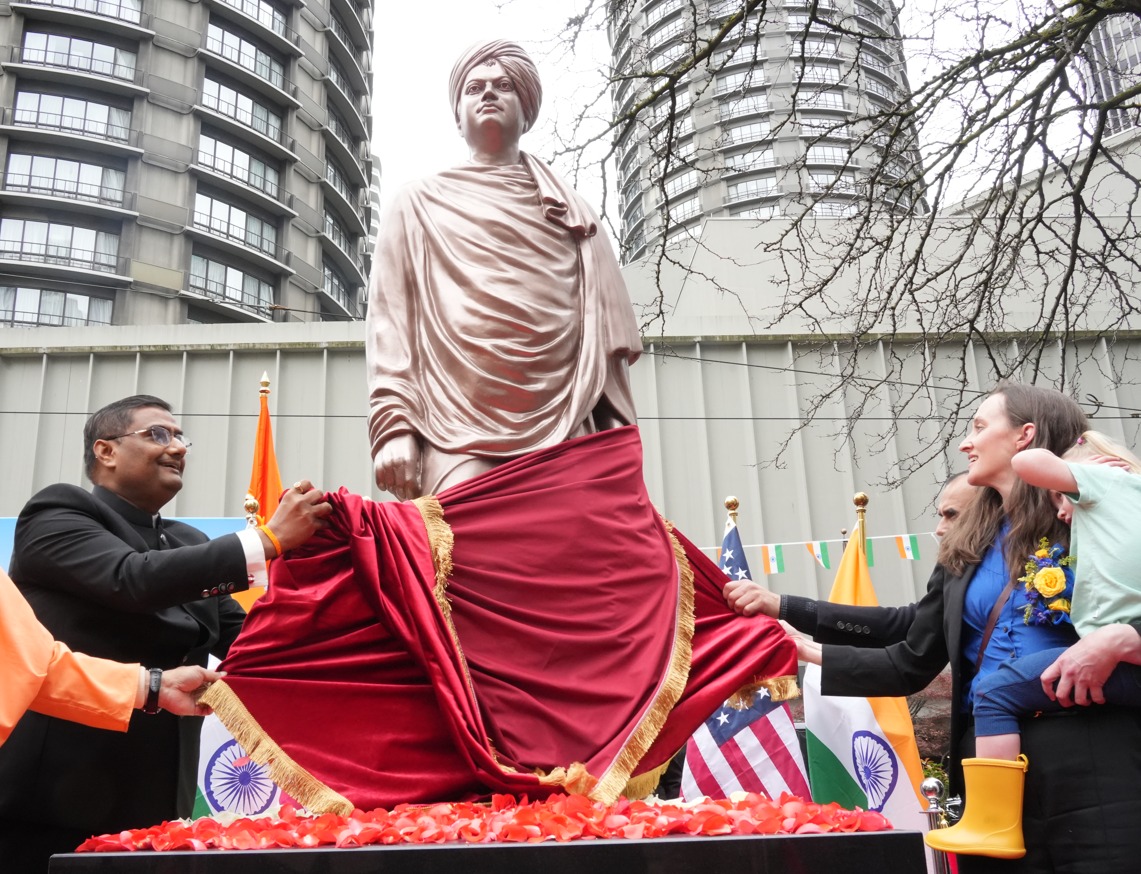timesofindia's tweet image. #SwamiVivekananda Monument installed in downtown #Seattle  

Read here 🔗toi.in/MlZ3qZ