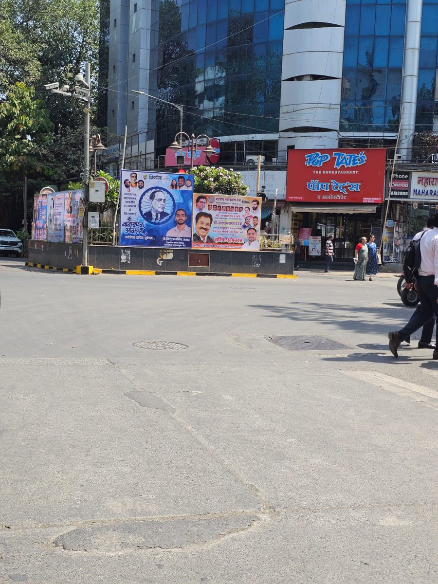 <a href="/mybmcWardKE/">Ward KE BMC</a> <a href="/MumbaiPolice/">मुंबई पोलीस Mumbai Police</a> <a href="/CPMumbaiPolice/">Commissioner of Police, Greater Mumbai</a> banner blocking live traffic signal. Why is it still there and why no action taken aginst it yet? Can someone expect same inaction if he/she were to park a vehicle there at that spot?