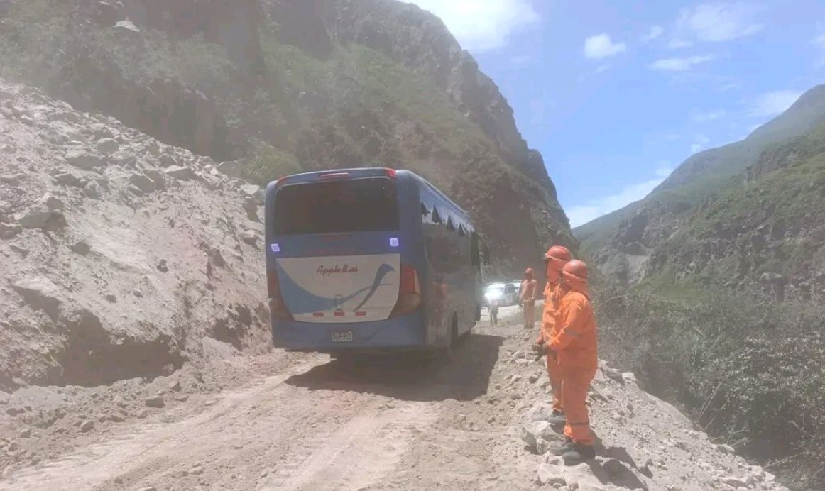 COENPeru's tweet photo. ⚠️ Actualización | Cajamarca: empresa Conservador Consorcio Vial Pimentel culminó los trabajos de limpieza y rehabilitación en la vía nacional afectada tras el #Derrumbe ocurrido el 11/4 en el distrito de #Catache, provincia Santa Cruz. Tránsito se encuentra restablecido. Emergencia atendida.