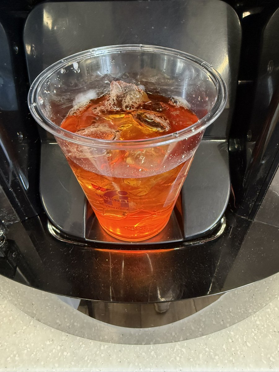 yuupoco226's tweet photo. セブンイレブンで淹れたてアイスティー飲めるの嬉しすぎ！ペットボトルの紅茶って本物の紅茶の味しないんだもん https://t.co/cSIX9A4f4l