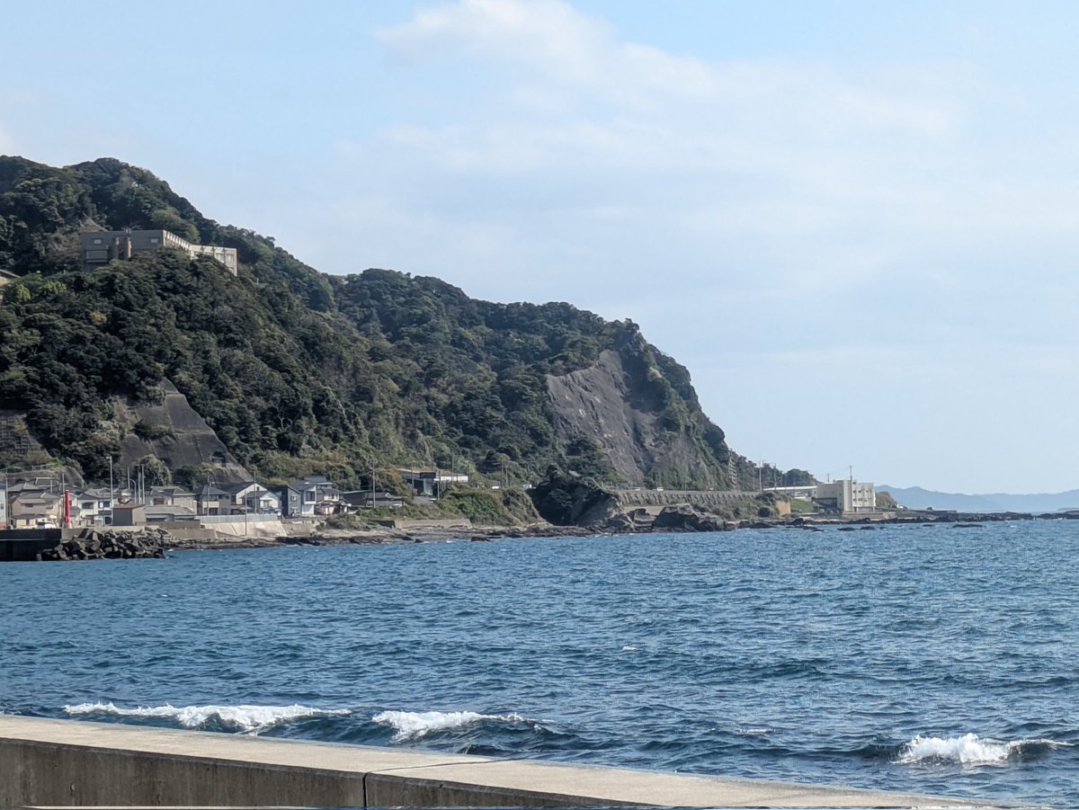 jiyunikakero379's tweet photo. テラス席の料理はテイクアウトで対応との事で器はお弁当感が否めないけど波音に耳を傾けながらこのロケーションで食べた地魚4種丼とアジフライは最高に美味しかった😋
#金谷港
#TheFish
#暴食戦線
#ツーリング https://t.co/bKeVYAwNIx