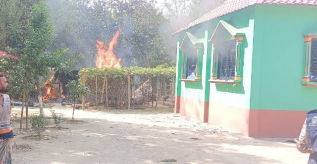 bdwatch2024's tweet image. An #Islamist mob has carried out yet another attack on a #Sufi shrine in #Bangladesh- this time under the #BNP Govt. A pir (spiritual leader) was brutally beaten to death, while the shrine was vandalized and set on fire In #Kushtia yesterday.

The incident took place around 2:30