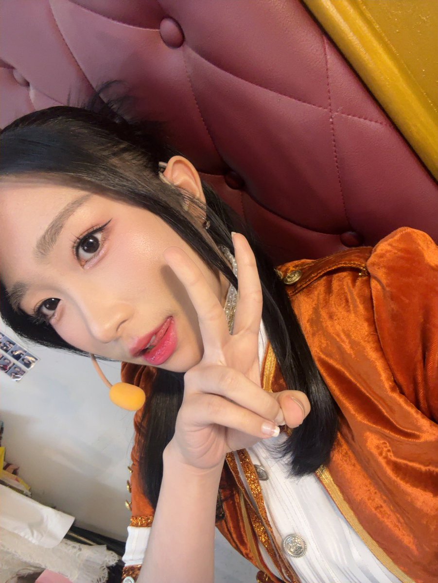 Levi_JKT48's tweet photo. kemarin, untuk pertama kalinya aku berdiri membawakan special setlist bersama team PASSION ❤️‍🔥 bukan cuma sebuah penampilan biasa, karena di sana aku merasa banyak perasaan yang akhirnya bertemu jadi satu. dan ketika semuanya selesai, yang tersisa adalah rasa bangga…

aku bangga dengan team passion. bangga dengan setiap prosesnya. dan aku bersyukur, di antara begitu banyak kemungkinan, aku bisa menjadi bagian dari cerita ini.

aku juga masih ga berhenti tersenyum setiap ingat kalau aku bisa ada di dalam MV itu. melihat hasilnya, aku benar-benar jatuh hati. musiknya terasa, liriknya berbicara, dan setiap detail dari visual sampai kostumnya, seolah-olah punya jiwa. aku harap, saat kalian melihat dan mendengarnya, kalian bisa merasakan keindahan yang sama seperti yang aku rasakan.

di balik semua itu, ada hal yang lebih aku syukuri yaitu orang-orang di sekitarku. di passion, aku menemukan tempat yang hangat. tempat di mana aku bisa merasa diterima, bahkan saat aku masih belajar menyesuaikan diri.

aku sempat takut… tapi Tuhan pegang semuanya dengan cara yang indah. dan akhirnya, semuanya berjalan dengan baik.

sekarang aku memang lega. tapi di dalam hati, aku tahu kalo ini belum selesai. ini baru awal dari perjalanan yang lebih panjang. aku ingin terus bertumbuh, terus memperbaiki diri, dan menjadi versi yang lebih kuat dan lebih membara dari kemarin 🔥  

terima kasih sudah percaya, sudah menunggu, dan sudah berjalan bersamaku sampai di titik ini. kalo ini adalah awal, aku harap kalian tetap di sini… sampai cerita ini kita selesaikan bersama ❤️‍🔥