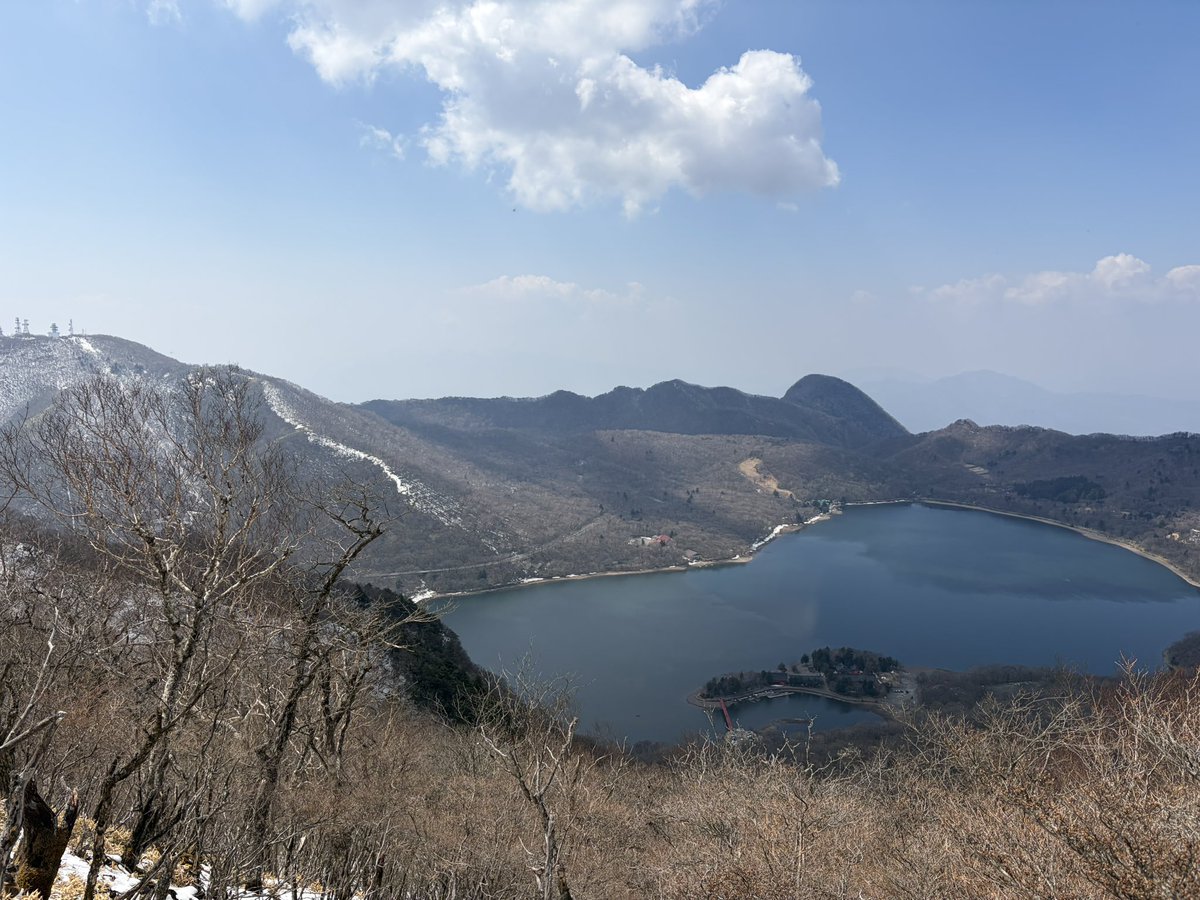 TUS_hiking's tweet photo. 3月末に赤城山に行きました！
サークルでは初の雪山で、ワクワクが止まらなかったです！
雪の上を歩く触感が本当に良かったです。
今度は一面銀色の世界が広がる2月頃の雪山に挑戦したいです！
#野田キャンパス #新歓 #サークル #理科大 #東京理科大学 #ハイキング #登山 https://t.co/WSSsPK21ot