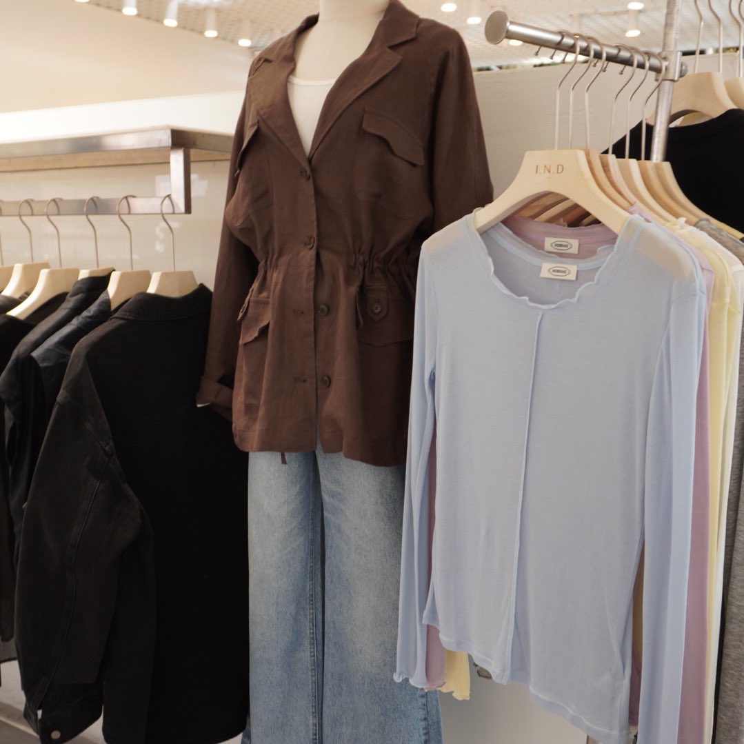 kuu_fuku__'s tweet image. 安さと素材の良さを追求したい人におすすめなのが【INDIBRAND】✨🩶
ここのトップス何枚も持ってるけど洗ってもヘタらない👍
昔よりは値上がりしたけど今も2500-3000円くらいでシンプルで着やすくてかわいい服が買える👔
ソンスだけで3店舗あるし多分ホンデとかにもある🎶 #韓国 #ソウル #聖水