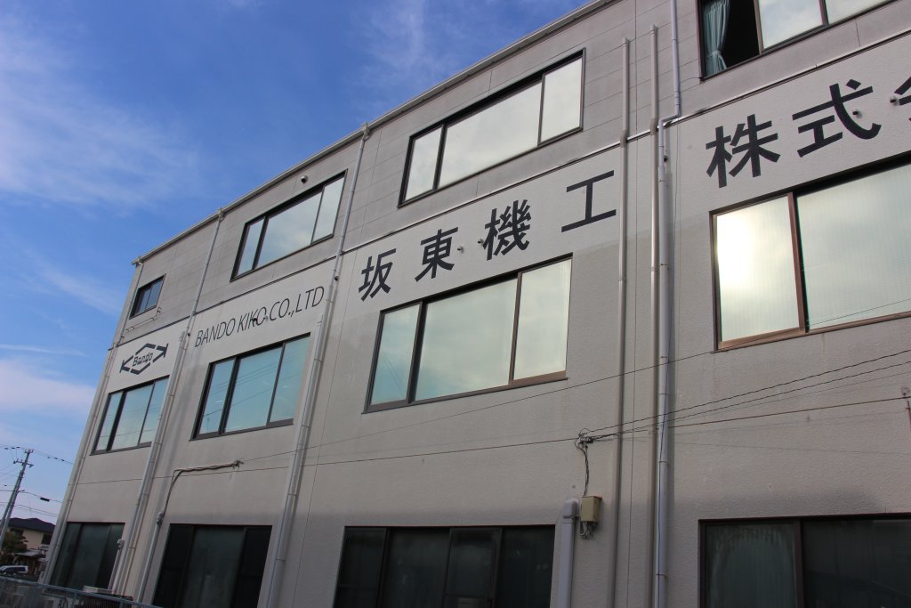 hiro_panketing's tweet photo. 坂東機工、188人。自動車の窓ガラスを切る機械で世界シェア80%。
��理店ゼロ、支店ゼロ、営業所ゼロ。本社は徳島だけ。

60カ国に売ってるのに、間に誰も挟まん。
社員が徳島から現地に飛んで、直接納品して、直接メンテする。

1台数千万円クラス。年間200台前後。
なんで���のやり方で回るん？

❶3台の機械を1台にまとめた
切断、折割、研磨を1台で完結する「FACG-1」を1997年に開発。世界初。

❷窓ガラス1枚の加工時間を25秒→7秒まで縮めた。業界世界最速。

❸米国含む世界6カ国で特許100件以上。競合はヨーロッパに1社だけ。国内ゼロ。

売上は90億円→112億円。創業以来初の100億超え。

代理店を挟まんから、顧客の声が直接届く。
直接届くから、改良が速い。
改良が速いから、誰も追いつけん。

つまり「中間業者ゼロ」が最速の改善ループになってる。
あなたの仕事で、顧客の声が届くまでに何人挟まってる？
1人減らすだけで変わるかもしれん。