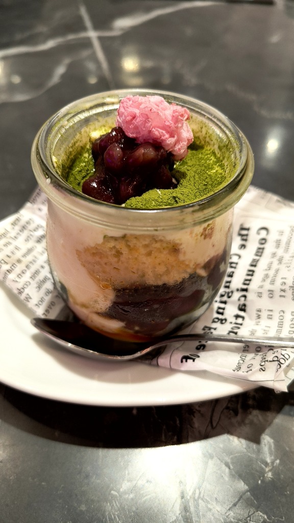 ラパウザ（コロワイド）
海老ときのこのペペロンチーノ
抹茶桜ティラミス

サイゼリヤとオリーブの丘ばかり行くのもなと思い久々だが行って来た。お高めなだけあって麺のクオリティが違った。一品のサイズが大きめで色々試せない問題もあるが・・・