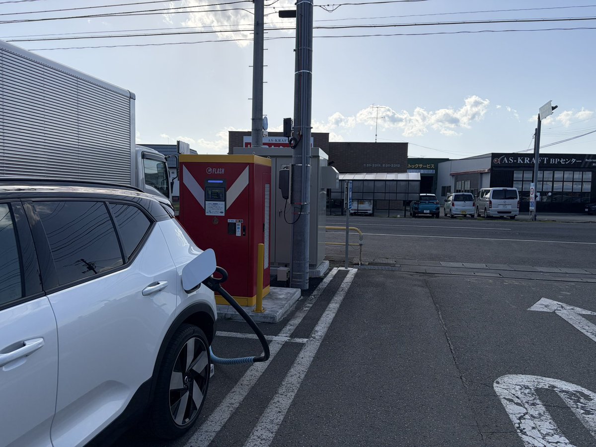 Syuzy_U's tweet image. 奥州市江刺のFLASHで超久しぶりのCHAdeMO充電なう✌️
安定して120kW出てるから良いね👍
FLASH！A-QUICK！ これらは全てを解決するッ！！ 
#NACS #CHAdeMO #FLASH #BEV #PHEV