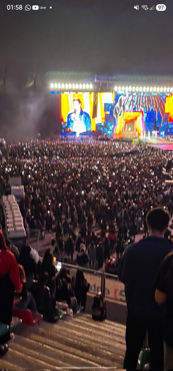 keeviin181D's tweet photo. @iluvsjungkook @ticketmastercl @dgmedioschile Nunca sobrevenden o se pueden llevar tremenda demanda si sucede una catástrofe, la gente es la que empuja para quedar adelante, es cosa de ver la cancha en SKZ, adelante como sardinas y atrás sobra espacio: https://t.co/wDQ6AGCvTS