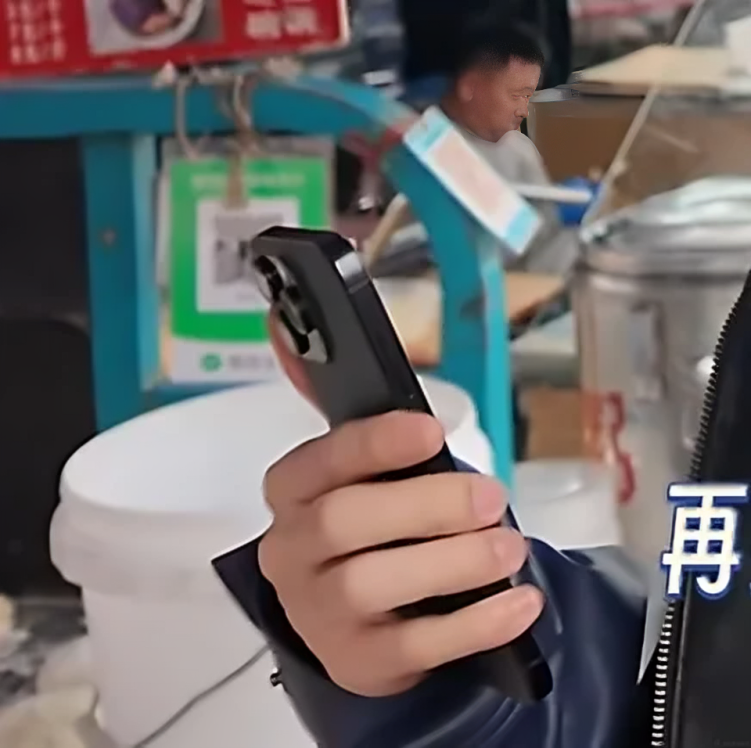 summerstars00's tweet photo. Ziyu... whose...phone is that.... https://t.co/f0fs9pfBak