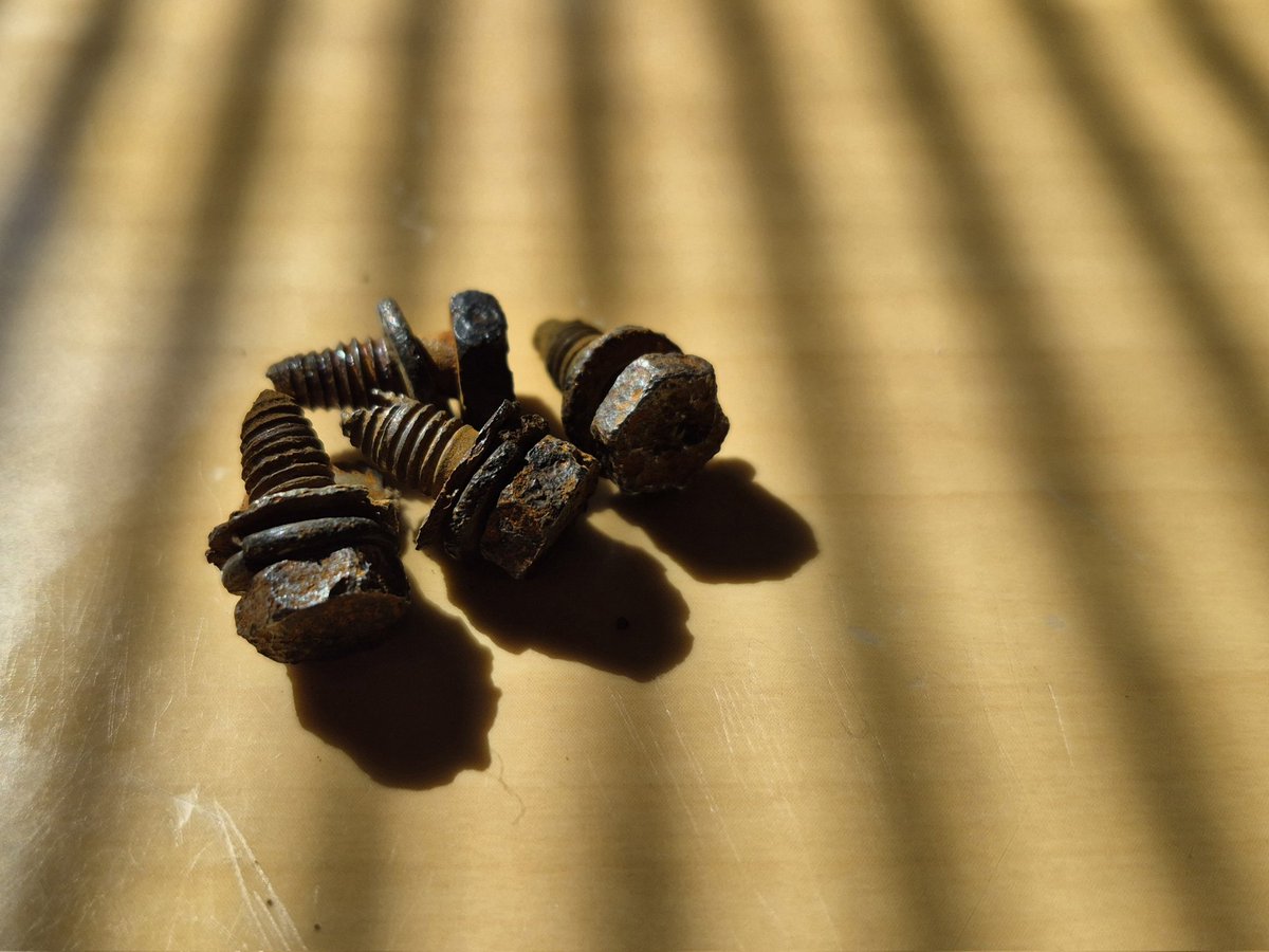 オヤジの遺品整理と娘の引っ越しで疲労困憊のおり、自宅の洗濯機が壊れましてね。洗濯槽の固定ネジが錆びて外れてたのが原因でした。