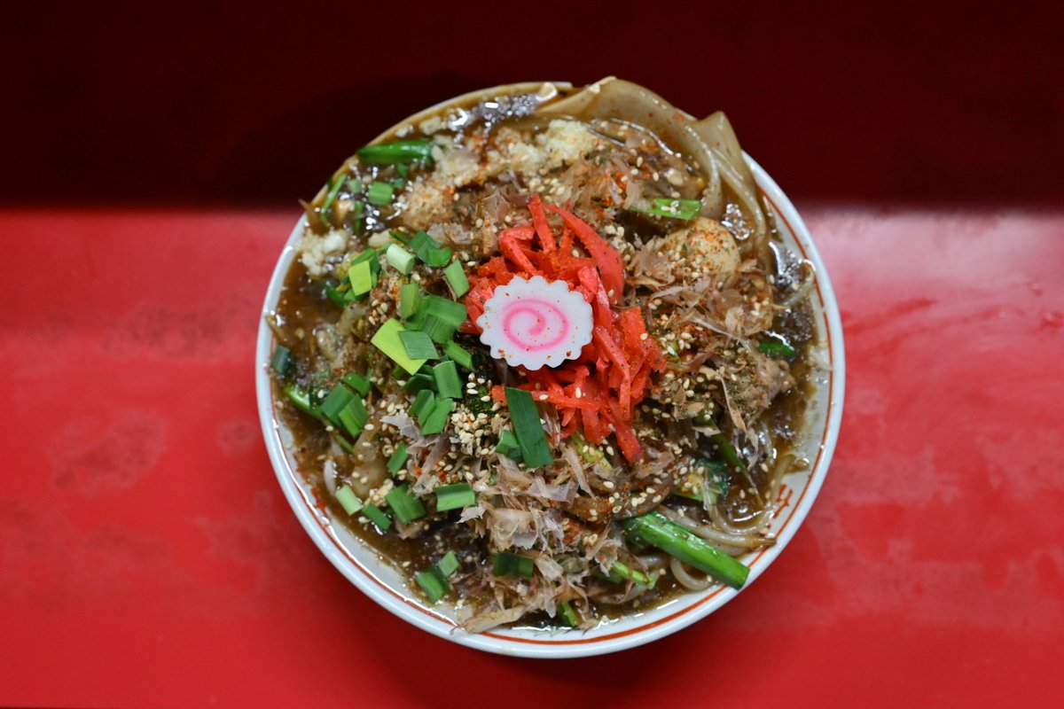 今日はししょうさんにて限定の大麻婆麺。
前回のマリファラーメンと違って、かつお節や七味で和風。
全体的には野菜たっぷりなソース系？ラーメンでお腹いっぱいで(ﾟдﾟ)ｳﾏｰ
注文で「タイマで」って会話はなかなかにブラック😅