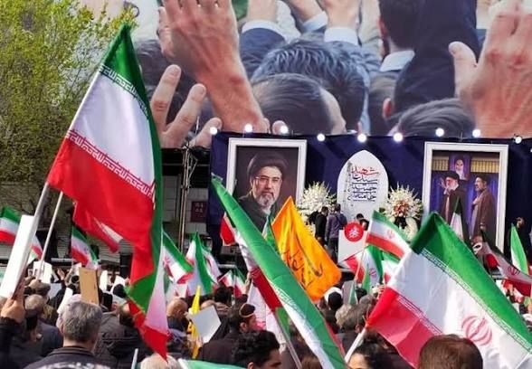 این اتفاق فقط دو دلیل داشت : 
قدرت نظامی ایران و حضور مردم

#آمریکا_شکست_خورد
#PowerfulIran
