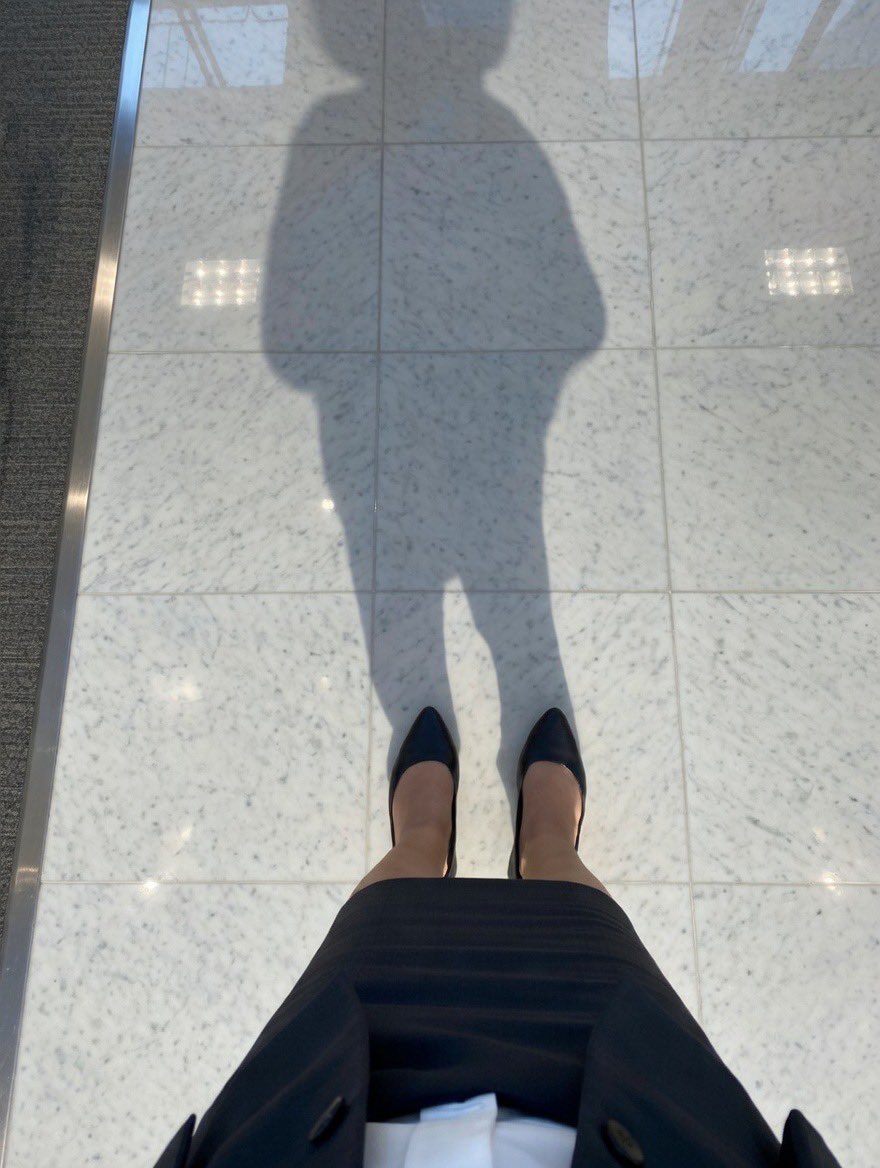 swap_AI_create's tweet photo. この体の上司から呼び出されて代わりに休日出勤してます、歩きづらいし早く元に戻りたいです https://t.co/6rZVAQeeut