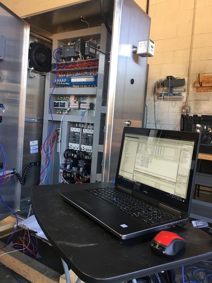 f_br24's tweet photo. 🖥️ بين الأسلاك والأكواد تُصنع القيمة الحقيقية.
⚙️ الدقة تصنع الفرق… والمهندس المتميز لا يساوم عليها.
🏗️ ما تراه لوحة تحكم، وما تبنيه مستقبل يعمل بلا توقف. https://t.co/l1jIQO9ywU