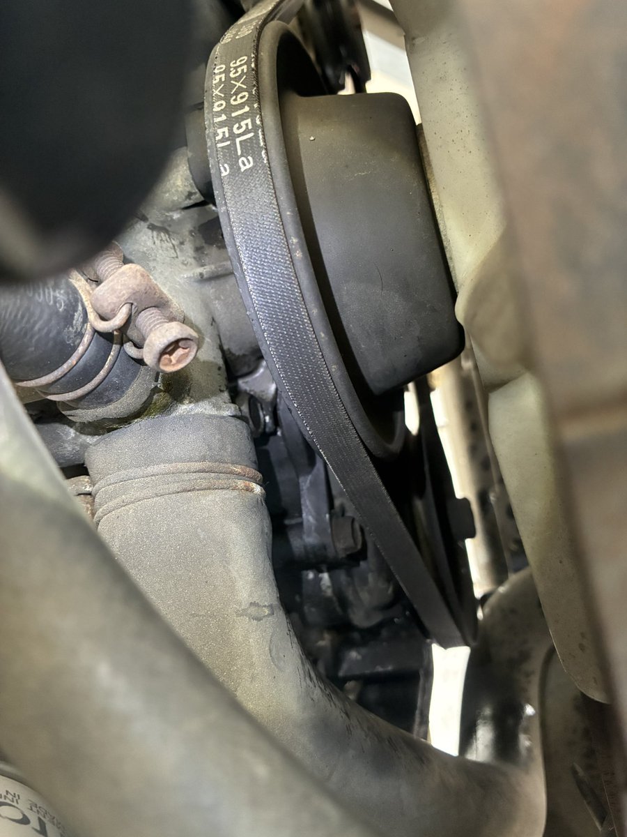 ZUN_CB750's tweet photo. なんかポーターからクーラント垂れてる?と思ったら…ウォーターポンプのメカニカルシールが終わったみたい( •᷄ὤ•᷅)
当然部品なんかねぇorz
さぁてどうすんべぇか
#PC56T https://t.co/Efsu1yPauB