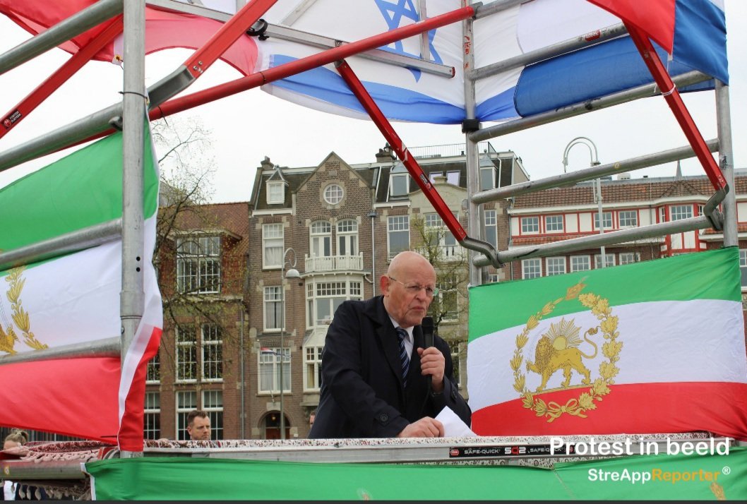 protestinbeeld's tweet image. Gisteren waren er wereldwijd pro-Iraanse protesten. In #amsterdam kwamen een paar honderd mensen bijeen voor het Amerikaanse consulaat. Ook @ComiteIranVrij spreker Uri Rosenthal en @chris_stoffer (SGP) waren aanwezig.