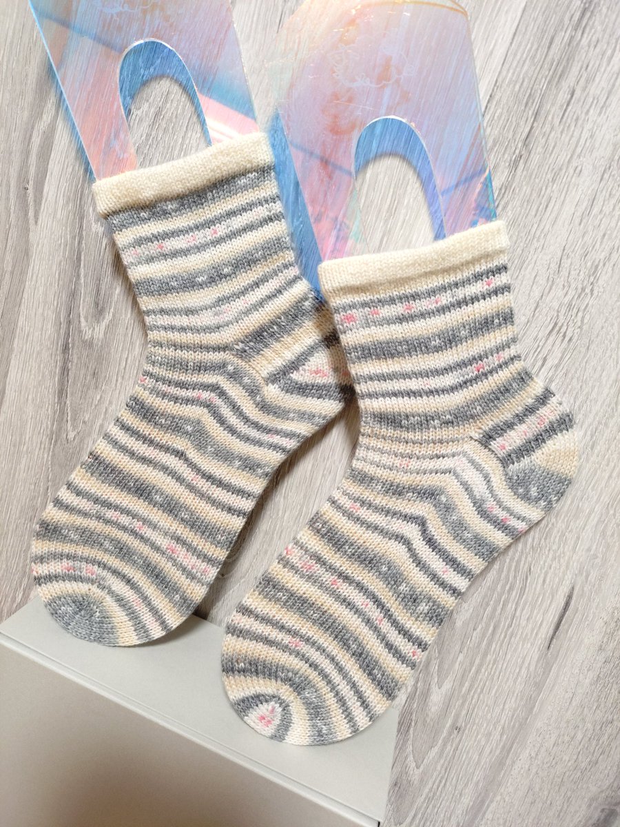 iZUMi_1208's tweet photo. 糸の宝石箱さんの手染め糸⁡
⁡🧶ノクス・カルーセル⁡
コットン混の靴下🧦が大好きです🥰⁡
⁡この糸、可愛すぎるのでもったいないから柄合わせしないで余すことなく使ってます☺️⁡
@ito8hoseki
@gourudenriki
@koedake_sheepl

 #糸の宝石箱  #sheepl
 #手染め糸  #コットン混糸
 #手編み靴下 https://t.co/MMZ6UTolpm