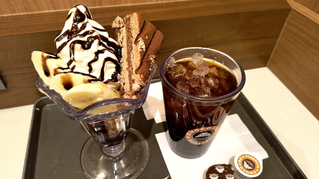 サンマルクカフェ（サンマルクHD）
チョコケーキとバナナのチョコレートパフェ

場所にもよるとは思うけど商業施設内の店って常に人が多いから、この日は遠いけど路面店に行って来た。運良く客が少なめだったのでくつろげた。