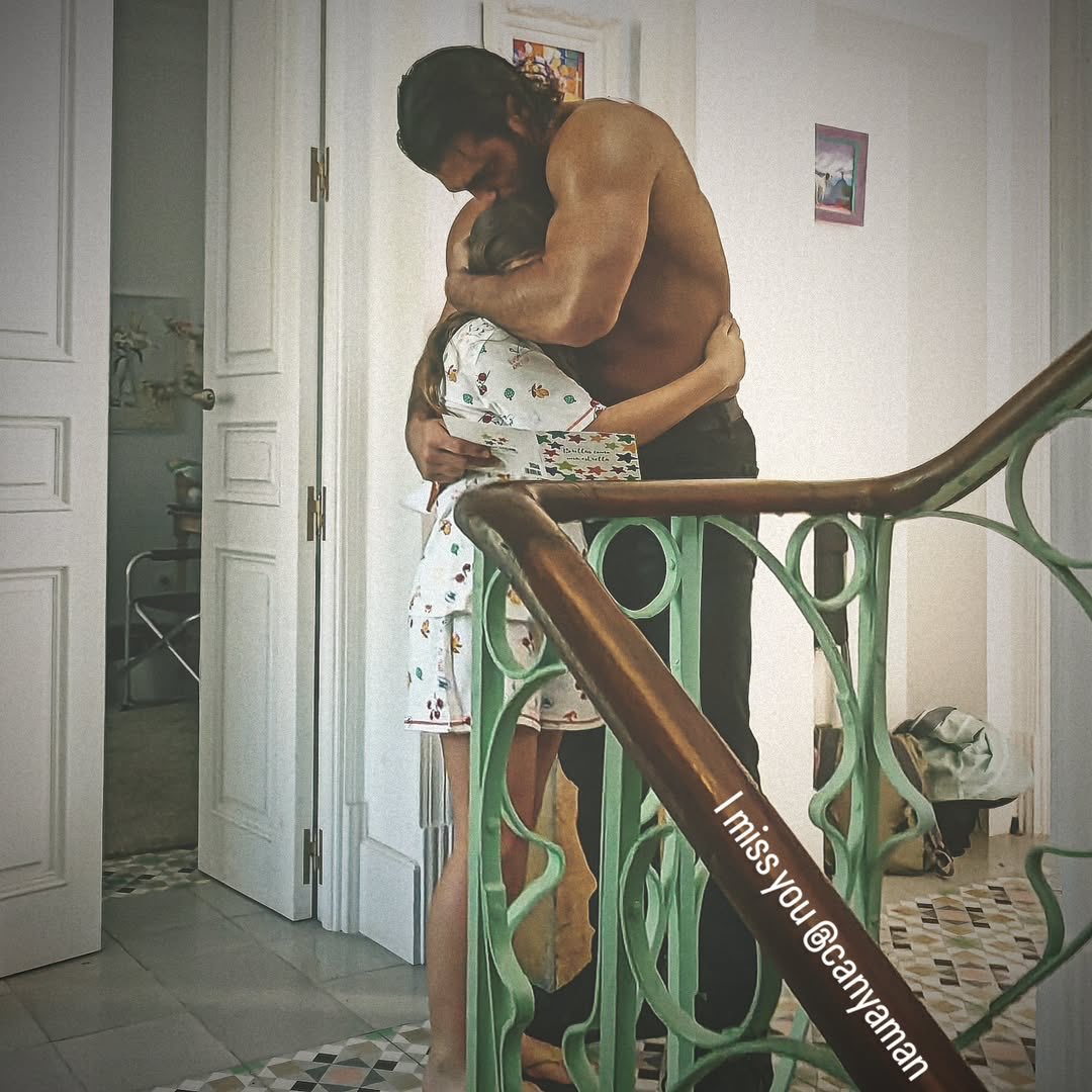 “Ci sono persone che lasciano il segno senza fare rumore.
E poi ci sono quelle che senza rendersene conto ti cambiano un po'.
Ci vediamo sullo schermo... ma l'importante è già successo lì.”
#ElLaberintoDeLasMariposas
#CanYaman
Repost Noa Rollon Sanchez
#OnlyCanYamanTeamItaly