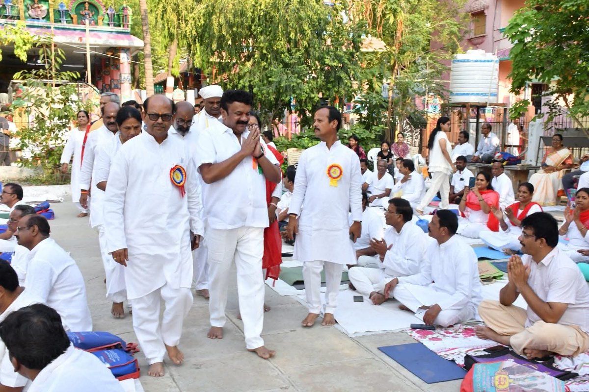 YadavTalasani's tweet image. Participated in the yoga program organized by Bharatiya Yoga Sansthan at Seven Temples, Sanathnagar. Appreciated the efforts in promoting physical fitness, mental well-being, and a healthy lifestyle.
#Yoga #Sanathnagar #FitIndia #Wellness #HealthyLiving