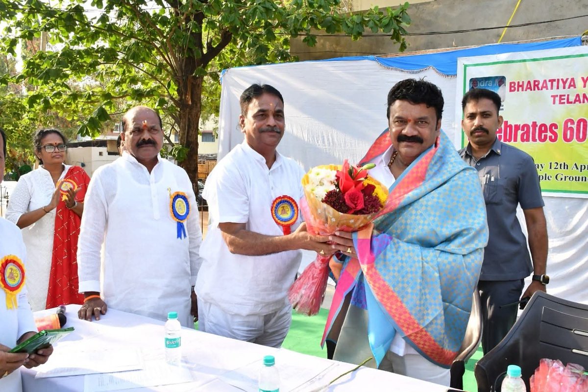 YadavTalasani's tweet image. Participated in the yoga program organized by Bharatiya Yoga Sansthan at Seven Temples, Sanathnagar. Appreciated the efforts in promoting physical fitness, mental well-being, and a healthy lifestyle.
#Yoga #Sanathnagar #FitIndia #Wellness #HealthyLiving