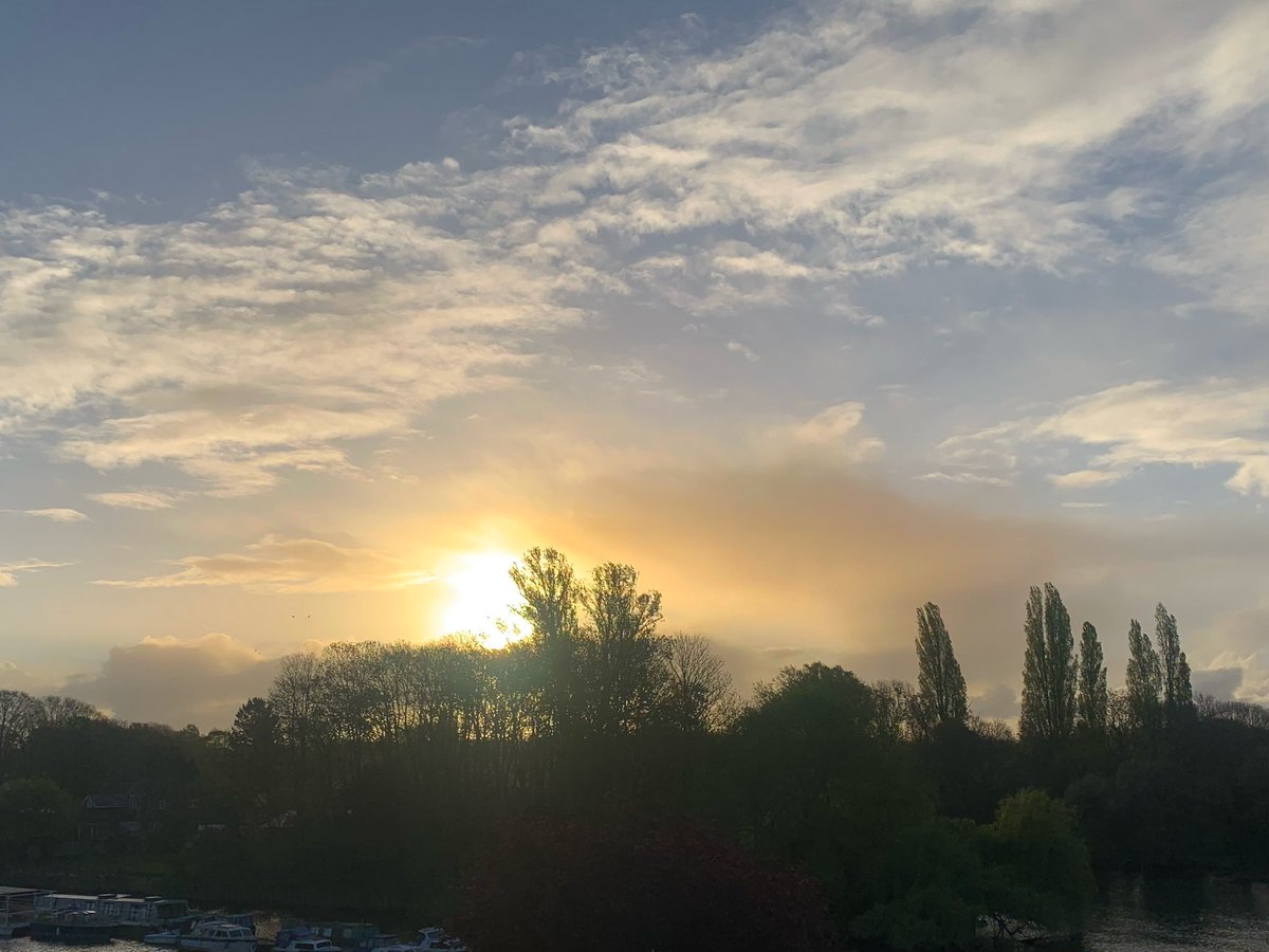 ruths_gallery's tweet image. A glorious golden start to Sunday. 

#viewfrommybalcony #loveUKweather #sunrise #twickenham #sundayvibes @SallyWeather