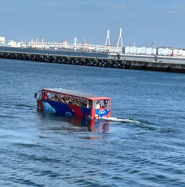 moominjg's tweet photo. バスのみなさん🚌楽しそうに手を振ってくれてます^ ^
🖐️沈みそうだけど大丈夫ですかー https://t.co/azmaxs7fGX